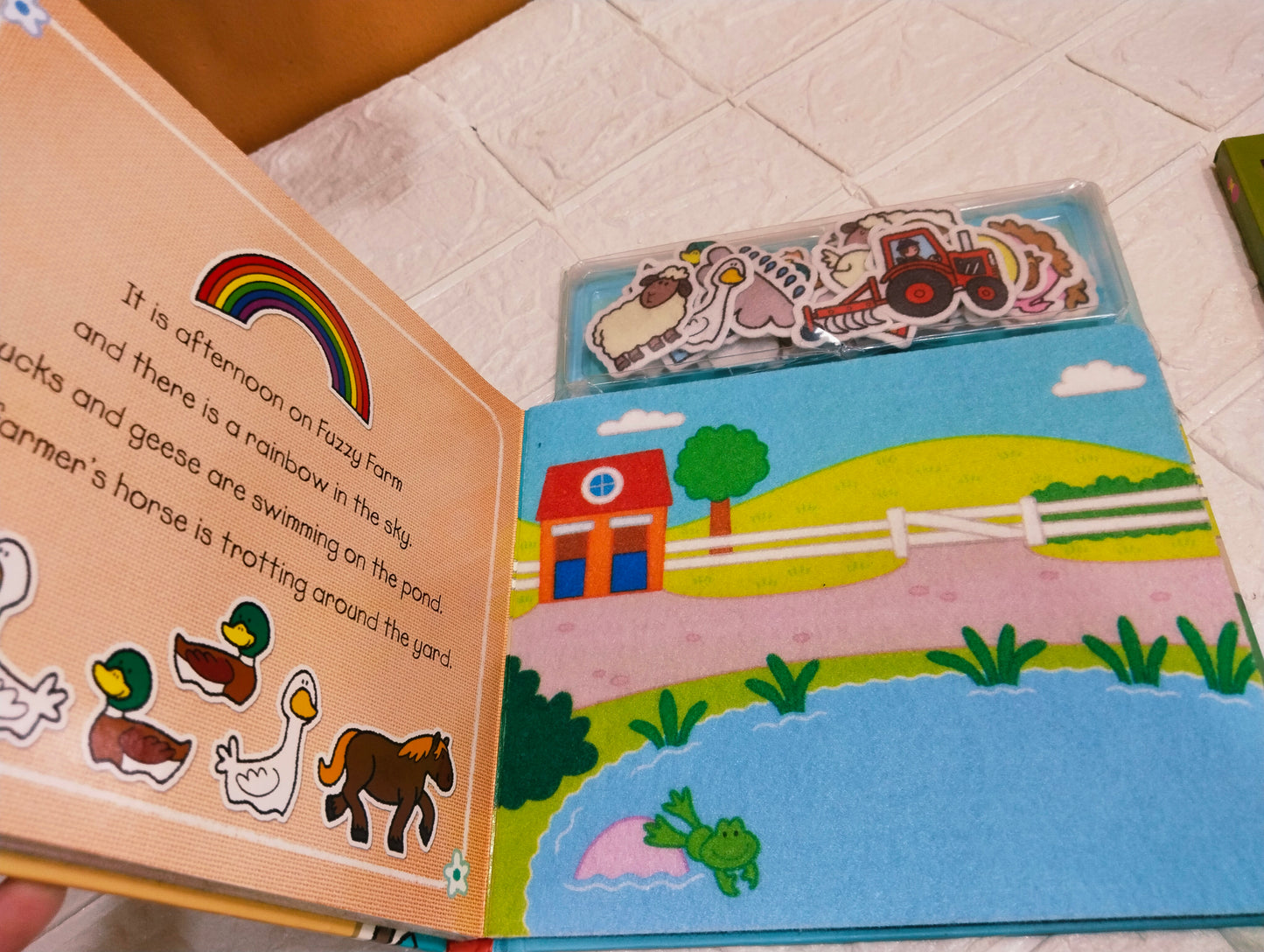 Fuzzy Farm: Soft Felt Play Book